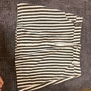 cute black and white skirt! 🌺 👧